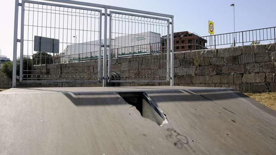 Uno de los tableros de la pista de patinaje que se encuentran rotos. // Bernabé/Javier Lalín