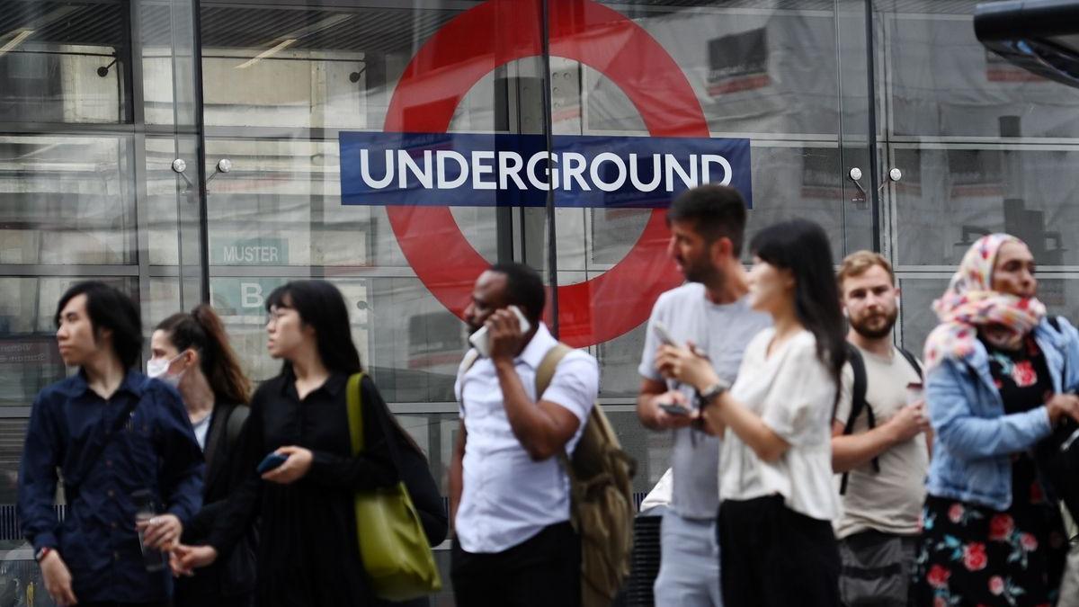 Una ola de huelgas paraliza los transportes públicos en Londres.