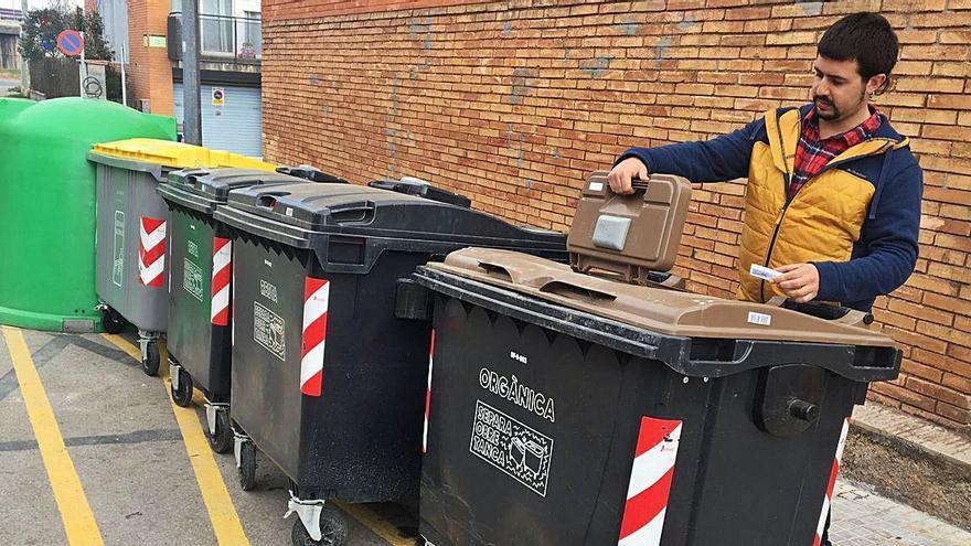 Un usuari llença les deixalles en un dels contenidors d&#039;accés restringit, al barri de la Rosaleda