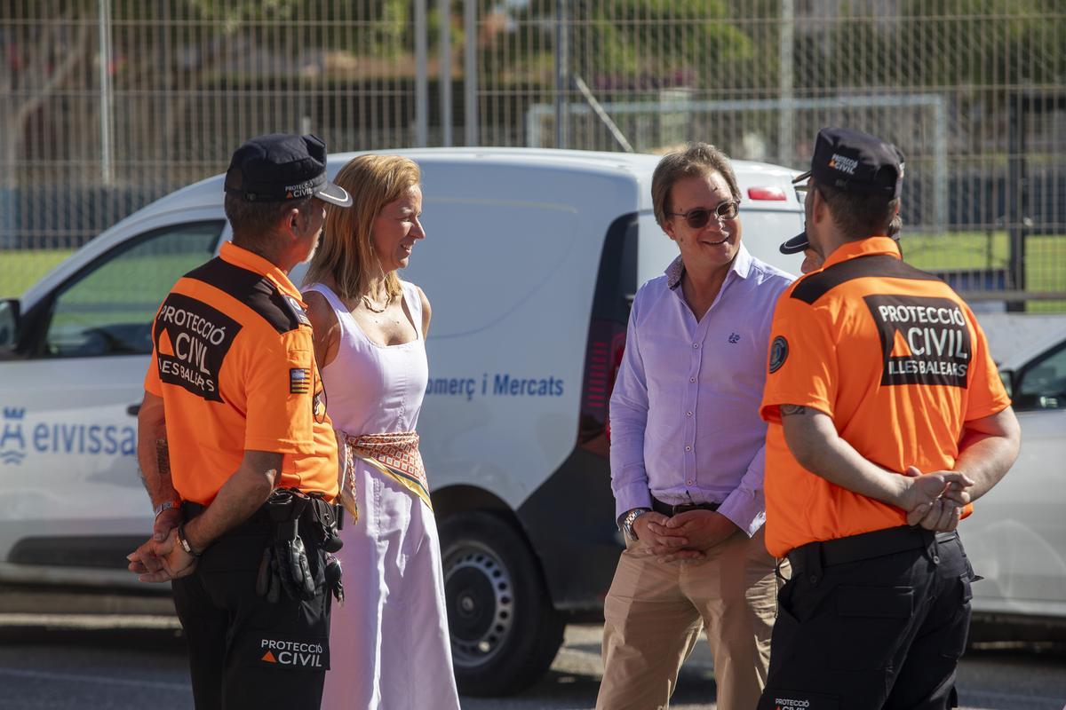 La presentación de la nueva furgoneta de refuerzo para el equipo de Protección Civil de Ibiza