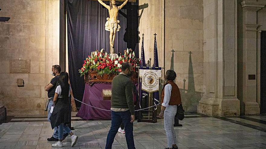 Visitantes ante el Cachorro, ayer tras los Oficios en la Seu. | PERALES IBORRA