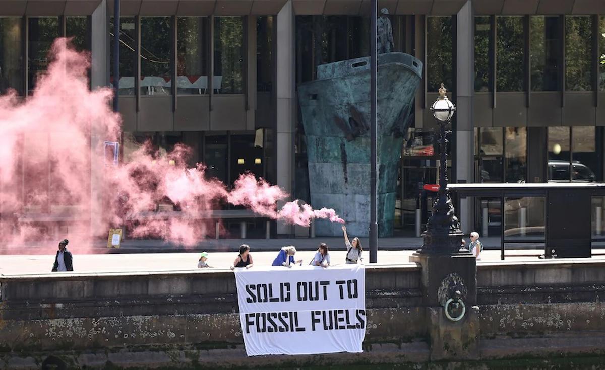 Activistas durante la reunión de la OMI en Londres