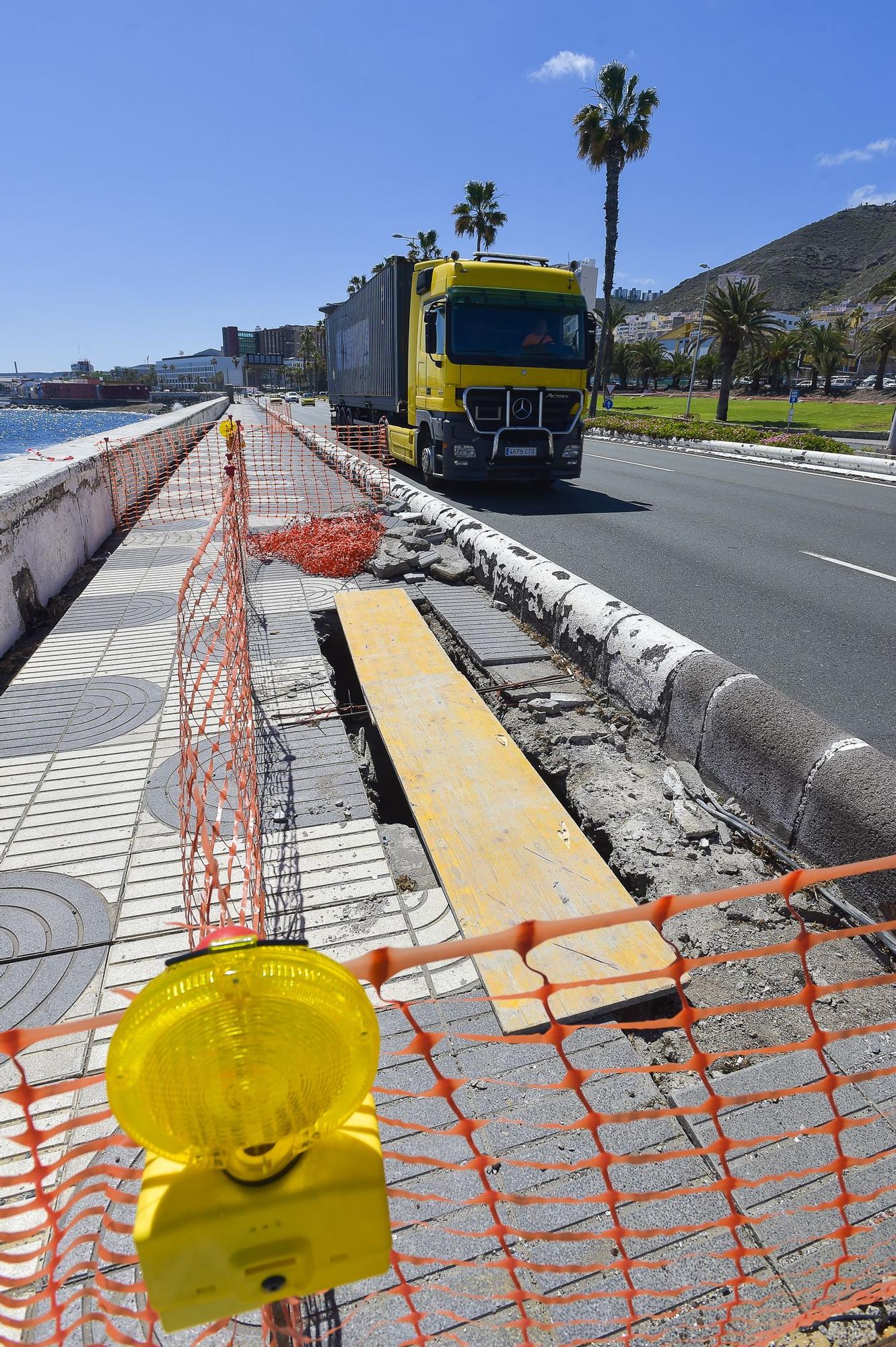 Obras para arreglar el socavón de la Avenida Marítima