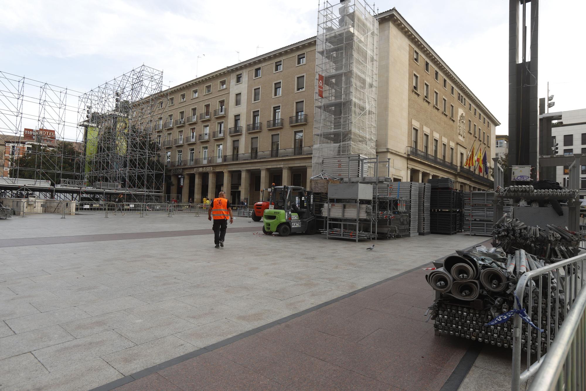 Trabajos de montaje de los escenarios de Fiestas del Pilar en la plaza del Pilar