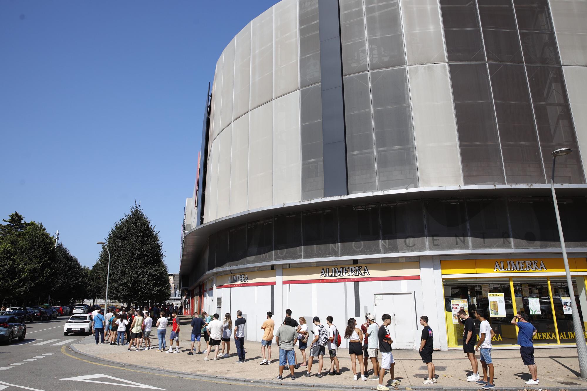 En imágenes: Largas colas para sacar entradas para el primer viaje del Sporting de Orlegi