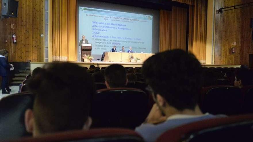 Charla en el salón de actos del colegio San Fernando.