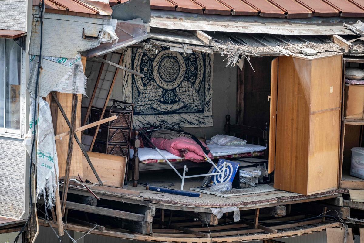 Los artículos para el hogar se ven en una casa dañada en la prefectura de Yatsushiro, Kumamoto, el 29 de julio de 2026, después de que un terremoto sacudió el suroeste de Japón el día anterior. (Foto de Yuichi YAMAZAKI / AFP)