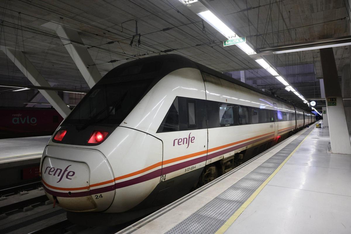 Un tren de Renfe en la estación de Vigo-Urzáiz