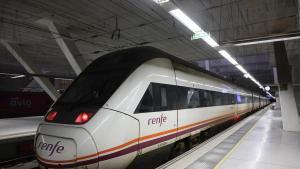 Un tren de Renfe en la estación de Vigo-Urzáiz