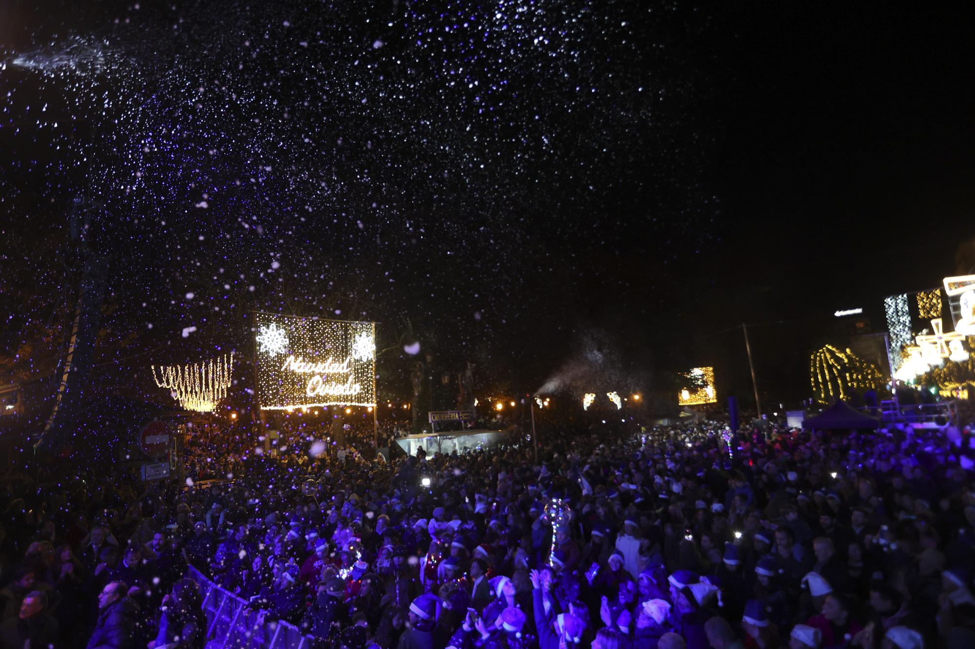 En imágenes: así fue el encendido de las luces de Navidad en Oviedo