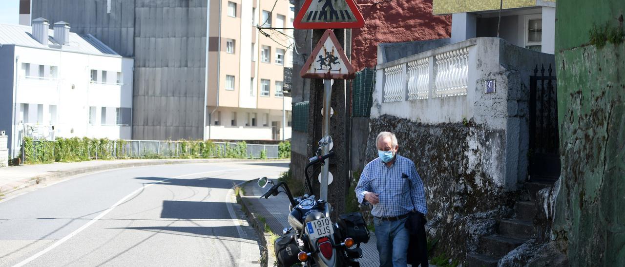 Un vecino transita por una estrecha acera en el lugar del accidente del lunes