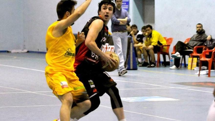 Pedro de la Calle aguanta el balón ante un rival del Chorizo Zamorano.