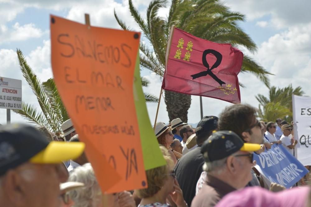 Protesta ante un Mar Menor que amanece cubierto de espuma