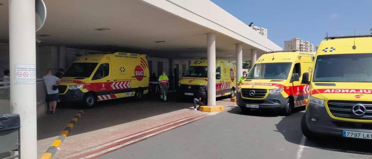 Ambulancias a las puertas del servicio de Urgencias del Hospital Universitario Insular de Gran Canaria.