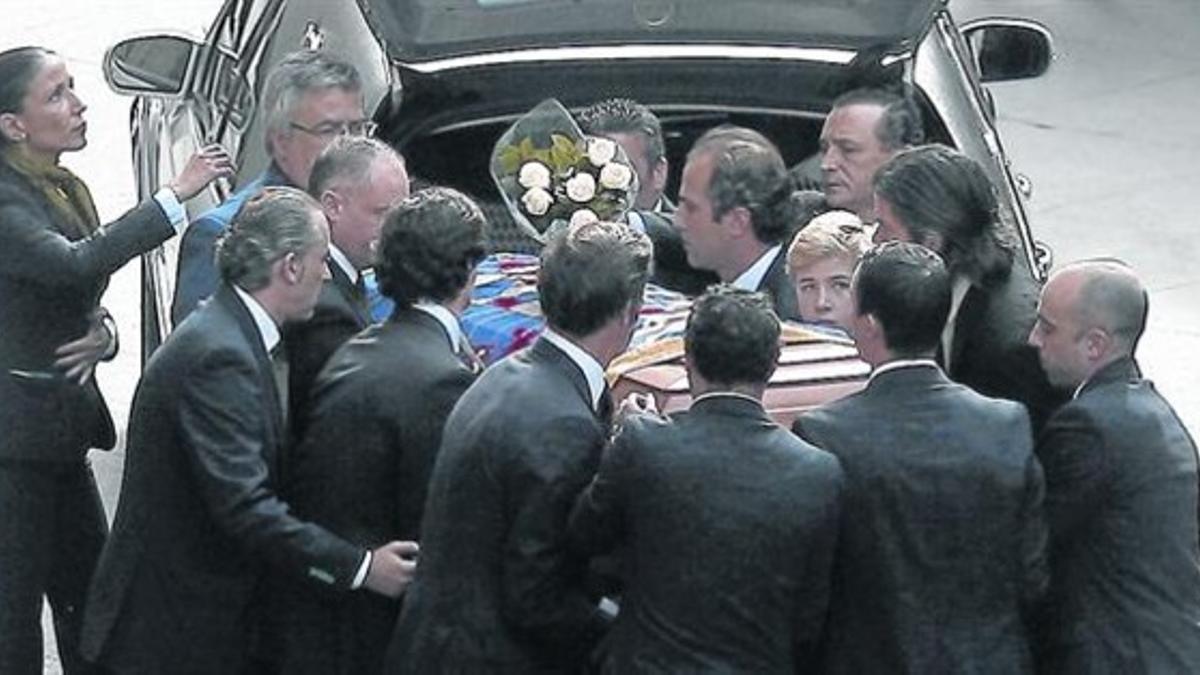 Los familiares de la duquesa trasladan el ataúd a su llegada al Ayuntamiento de Sevilla.