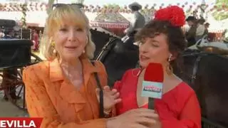 Esperanza Aguirre se enfada con 'Todo es mentira' en la Feria de Sevilla: "¿Tenéis alguna pregunta o me voy?"