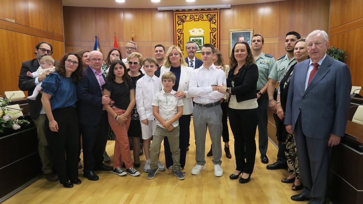 Foto tras la entrega de la medalla de oro a la familia del agente de policía fallecido en un rescate por lluvias.