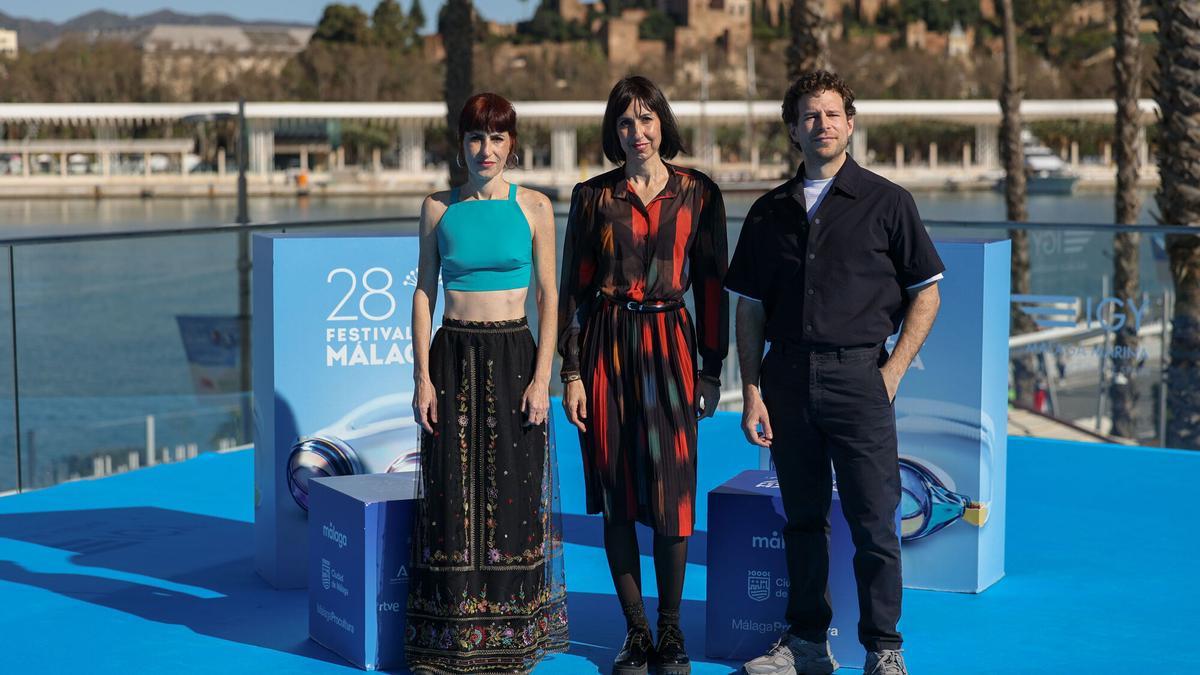 La directora Eva Libertad (c) junto a los actores Miriam Garlo (i) y Álvaro Cervantes (d) posan en el photocall de la película 'Sorda' que se presenta este sábado durante el 28º Festival de Málaga.