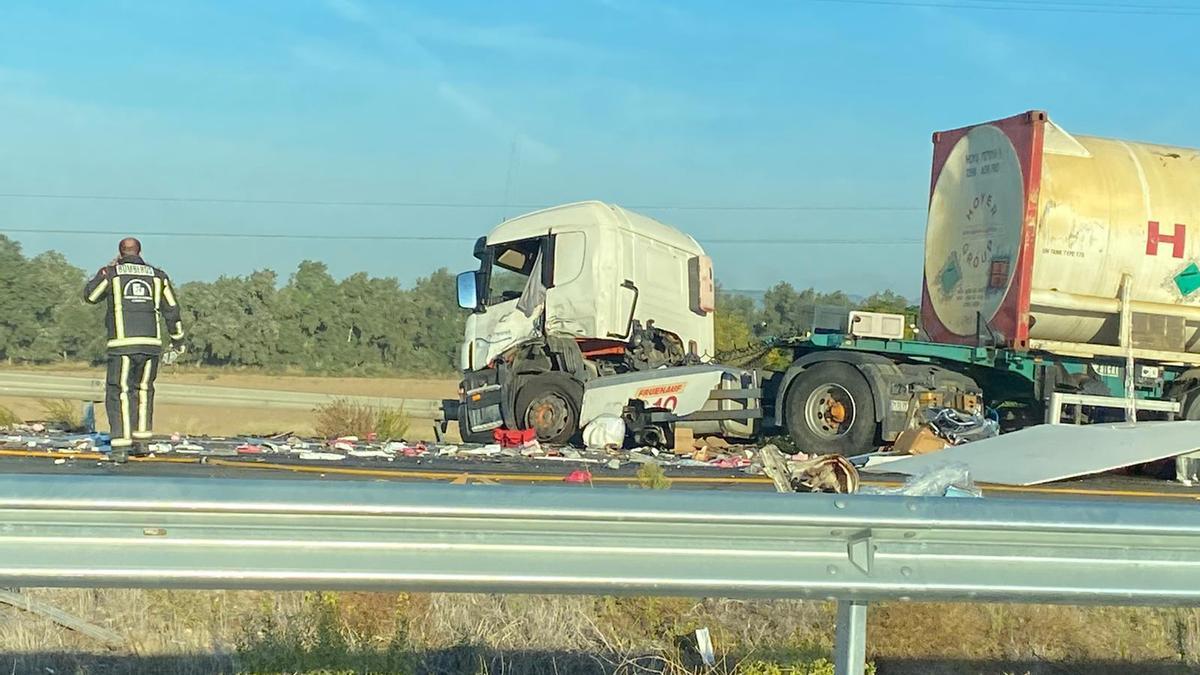 Otro de los camiones implicados en el accidente.