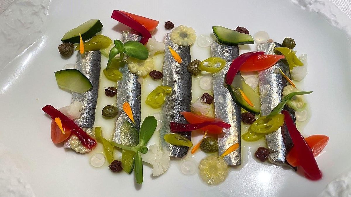 Sardinas marinadas con encurtidos y 'tapenade' del restaurante Origin, en el resort Camiral Golf & Wellness.