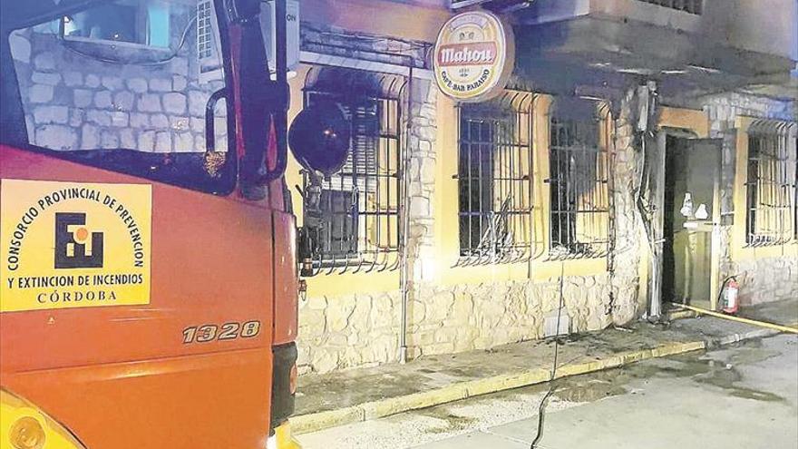 UN voraz incendio en la cocina del Bar Paraíso se salda sin DAÑOS PERSONALES