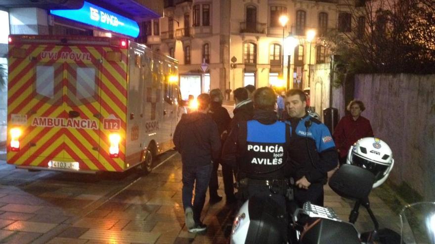 Agentes de policía y sanitarios en la calle La Estación, donde fue detenido el agresor de los alicates.