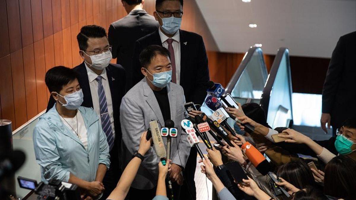 La Policía de Hong Kong arresta a unos 50 políticos opositores y activistas