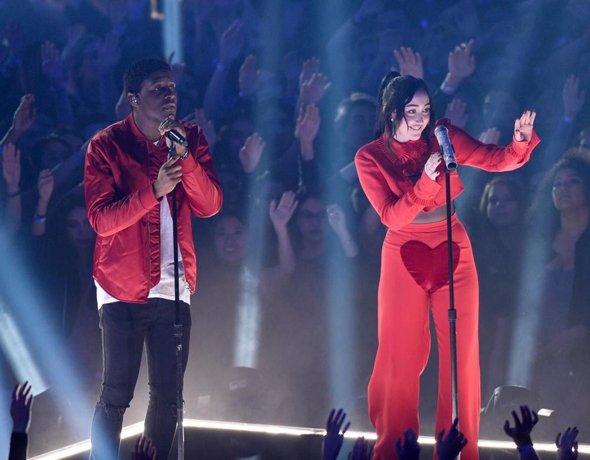 Premios iHeartRadio 2017: Noah Cyrus tiene un gran corazón