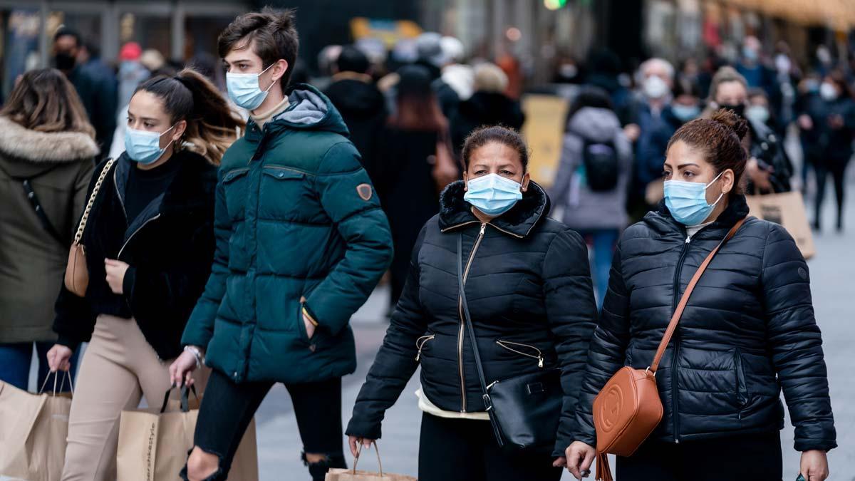 Ciudadanos con mascarilla por las calles de Madrid