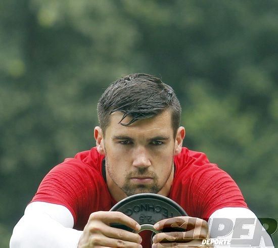 La plantilla entrena bajo la lluvia con el 'shock'