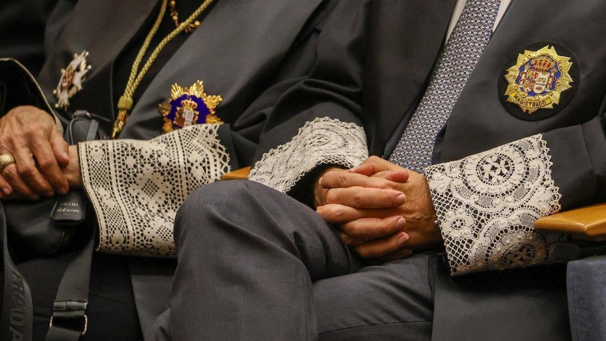 Detalle de las puñetas y togas de dos magistrados captadas en la apertura del año judicial en la Comunitat Valenciana.