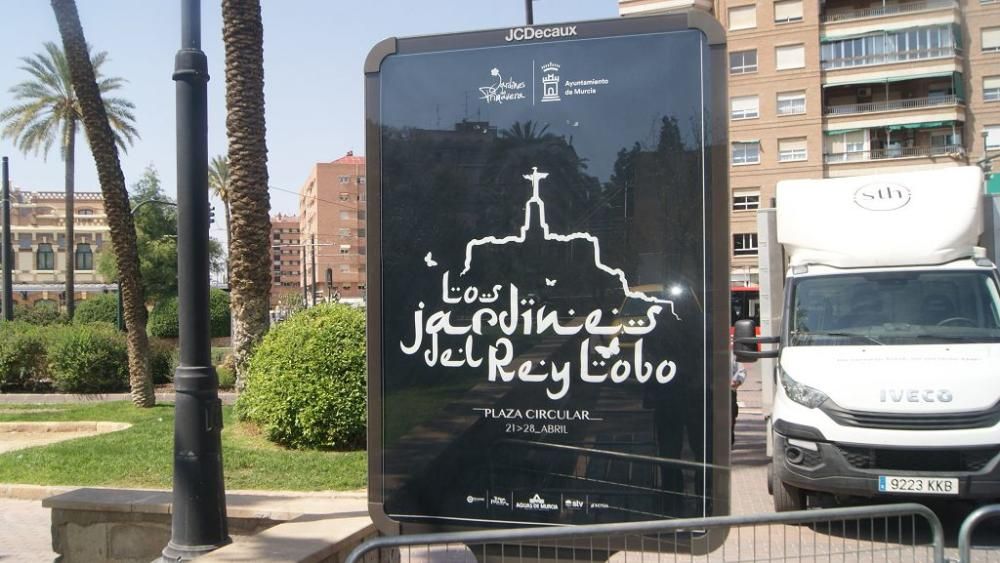 Montaje del monumento 'Los Jardines del Rey Lobo' en la plaza Circular de Murcia