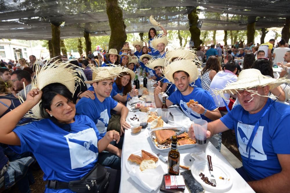 Moraña fue hoy el templo del carneiro ao espeto, plato que degustaron los vecinos y los visitantes acompañado de empanadas de zorza o bacalao con pasas