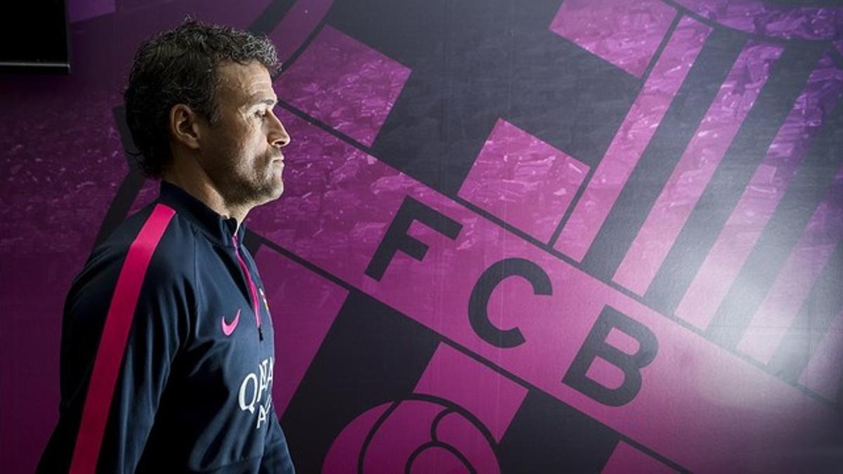 Luis Enrique abandona la sala de prensa en la ciudad deportiva Joan Gamper.