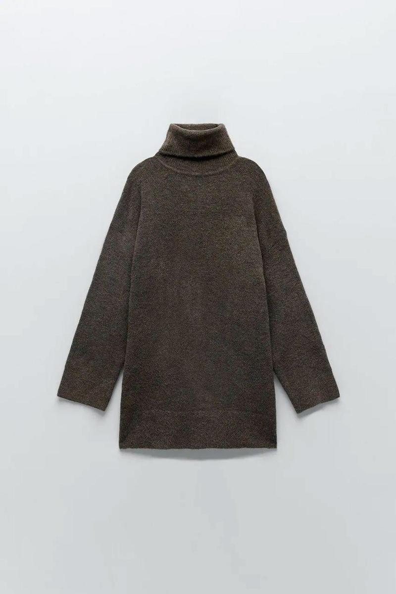 Jersey de cuello alto de punto textura de Zara. (Precio: 29,95 euros. Precio Black Friday: 17,97 euros)