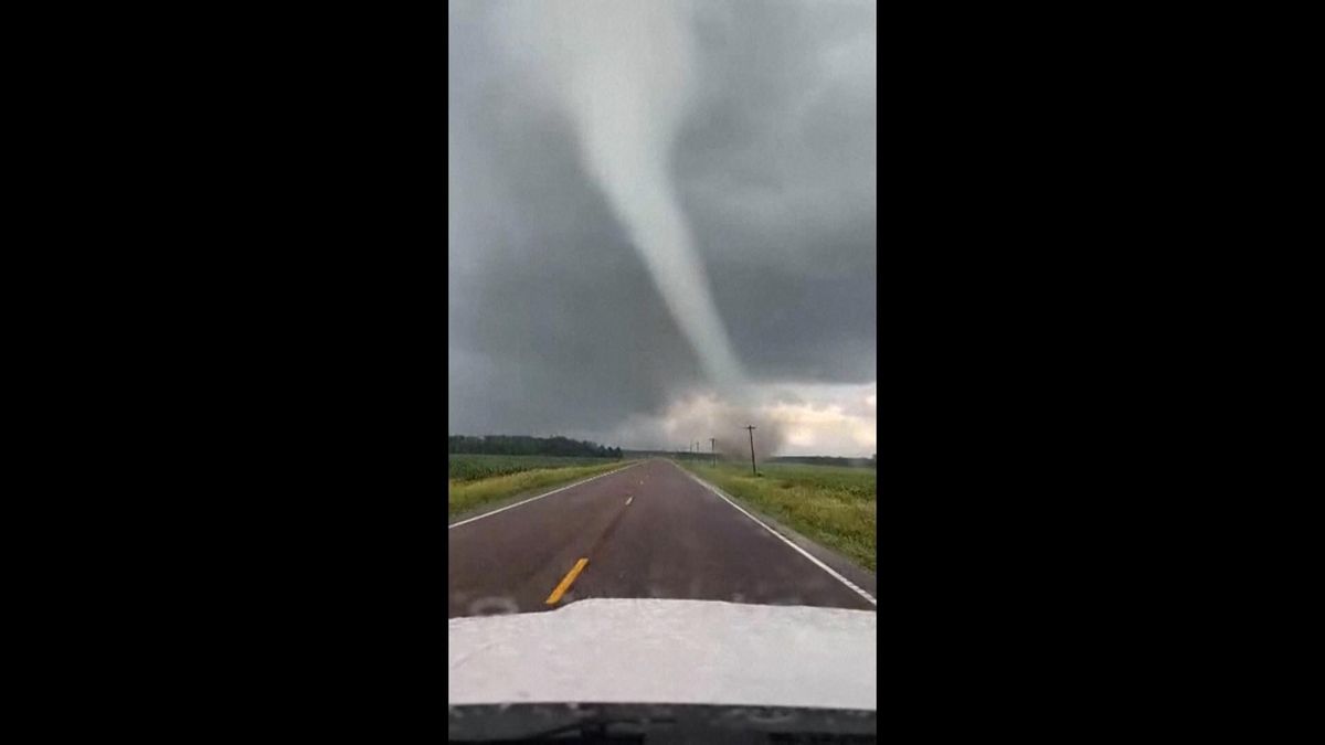 Impresionantes imágenes de un tornado en movimiento en una carretera de Minnesota.00 00 21 20.Imagen fija001