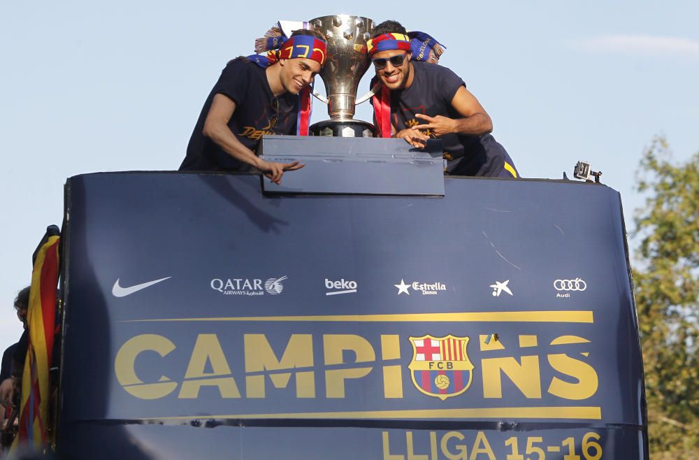 El Barça celebra la Lliga amb una rua pels carrers de Barcelona