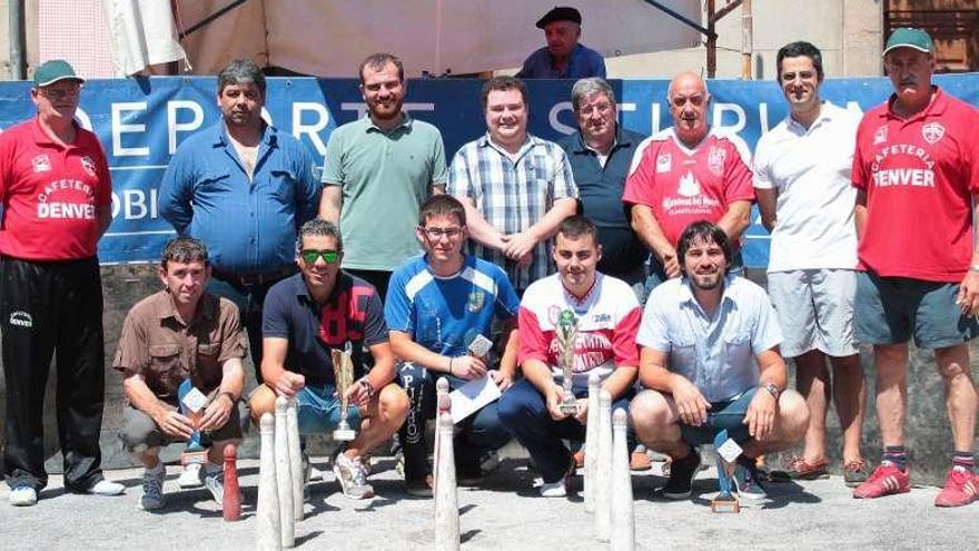 Los premiados en la competición de bolos en la calle en Infiesto.