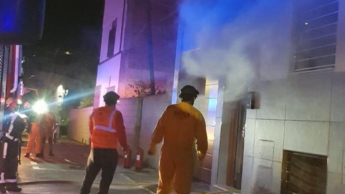 Protección Civil y bomberos actúan en el incendio.