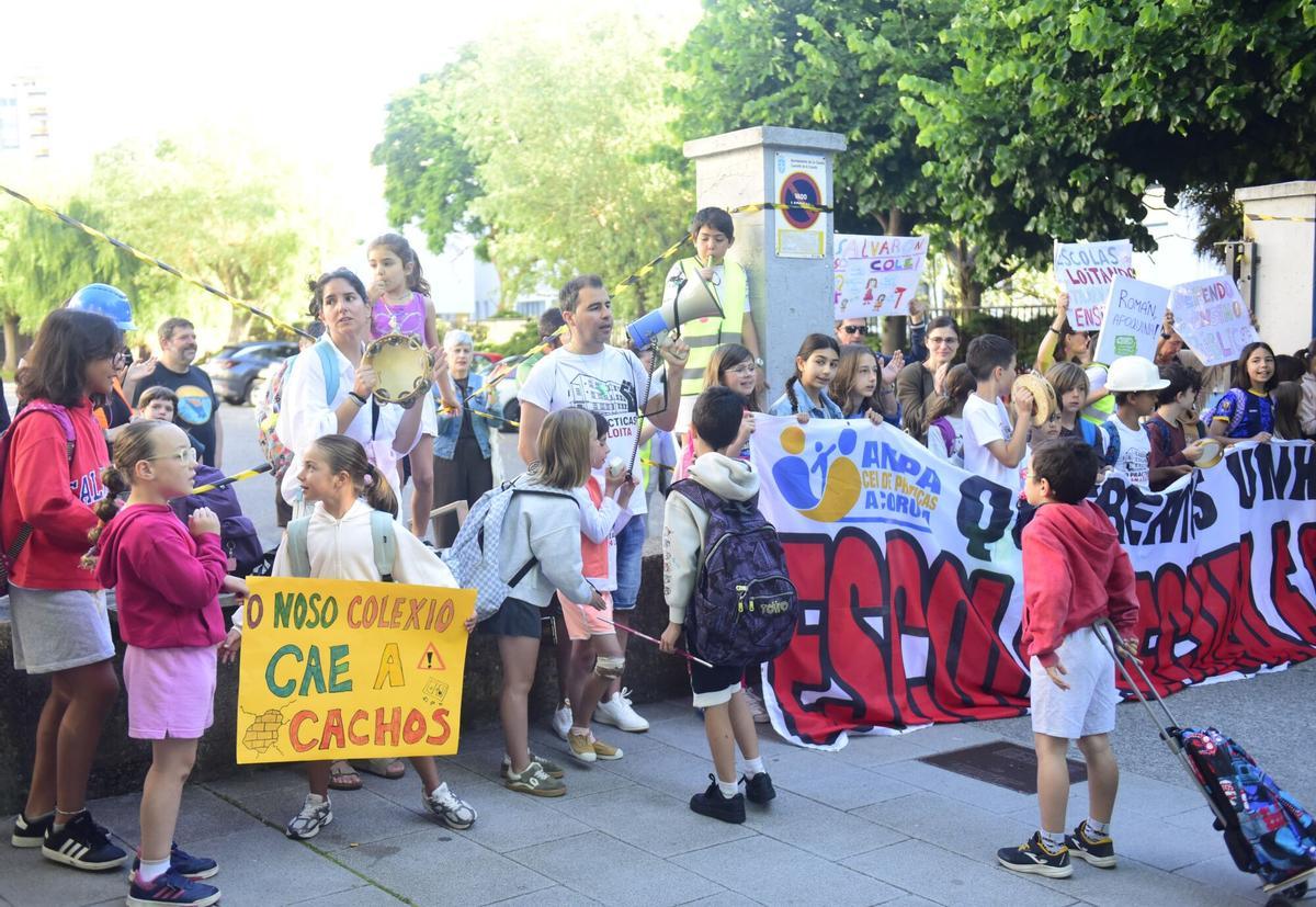 Familias del colegio de Prácticas retoman las manifestaciones frente al centro por la “dejadez” y “abandono” de las administraciones.