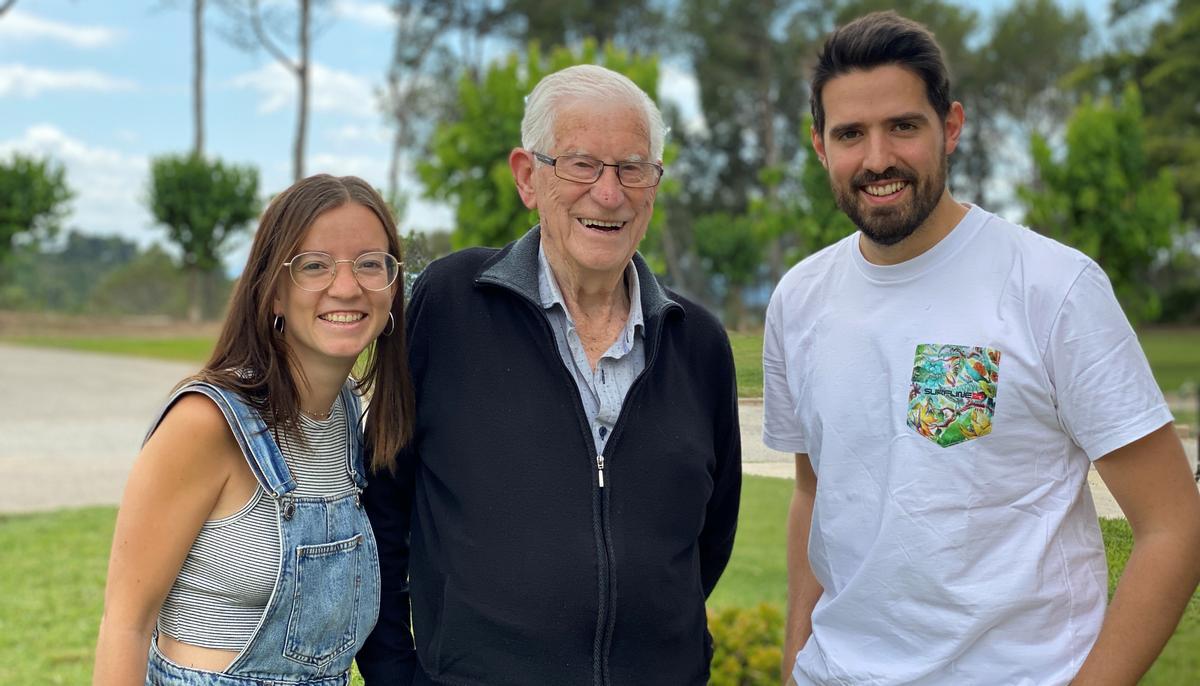 Mar Puig y Mateu Perarnau junto al 'avi Josep', inspirador de las historias.