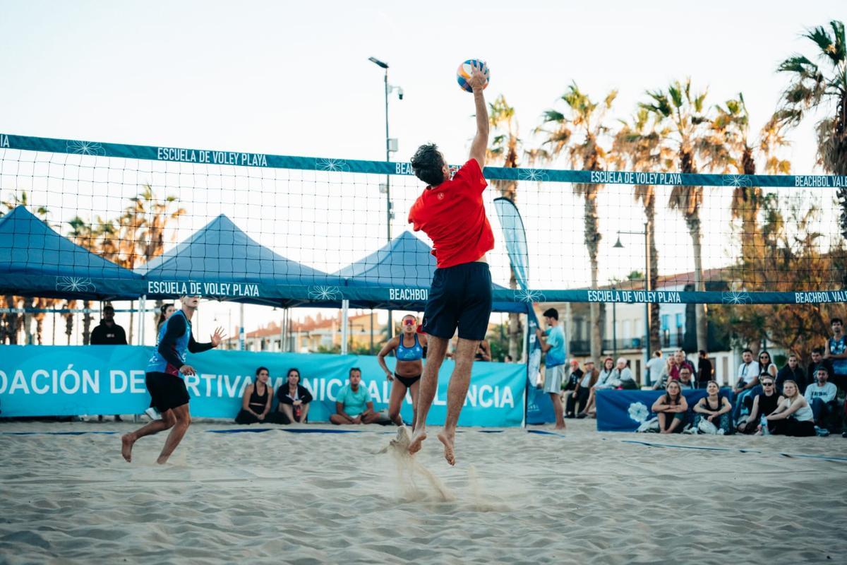 El BeachBol Valencia pone el broche de oro a la temporada estival con la celebración del torneo mixto Endless Summer.