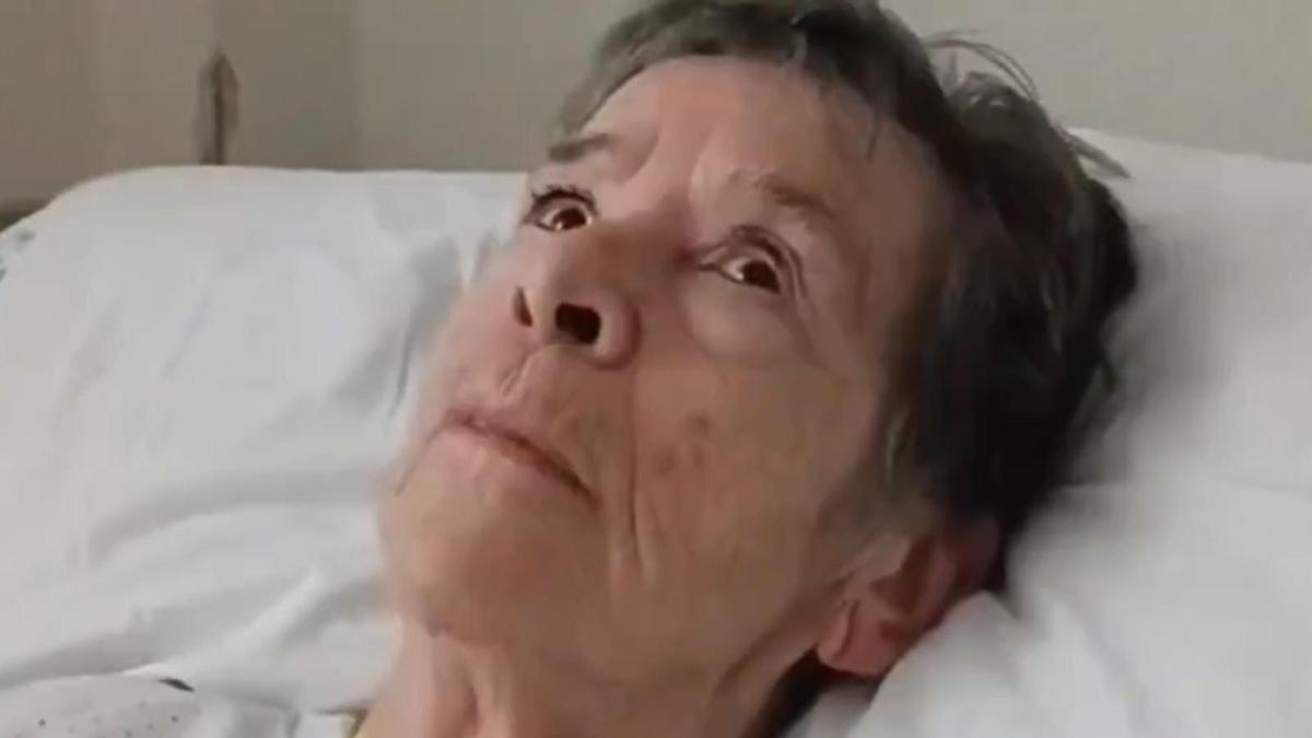 MARICARMEN ACAMPADA SOL | El mensaje de Maricarmen desde el hospital a todos los que están en acampados en Sol: «Seguid acampados hasta que vuestro cuerpo aguante»