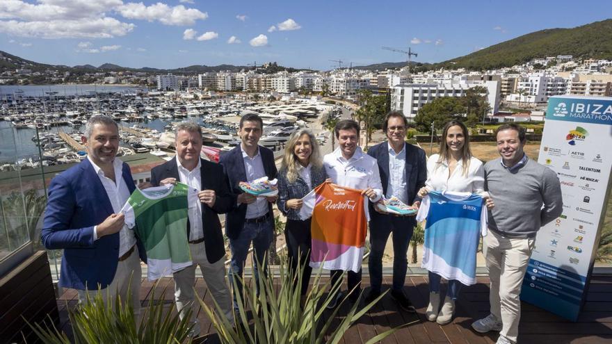 Organizadores y responsables políticos, ayer durante la presentación de la prueba en el hotel Aguas de Ibiza, en Santa Eulària. | D.I.