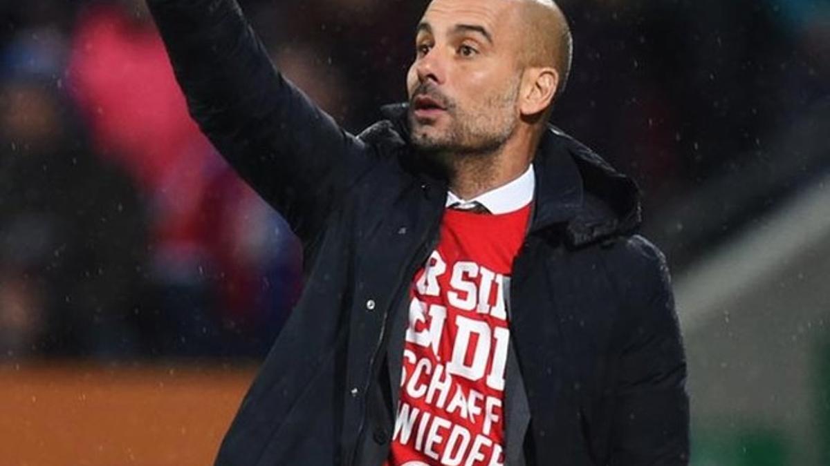 Guardiola y los jugadores del Bayern llevaron una camiseta de apoyo a Badstuber