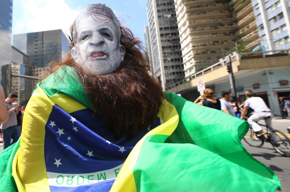 Cientos de brasileños se han concentrado a las puertas del palacio en el que Lula da Silva tomaba posesión como nuevo ministro del gabinete de Rousseff.