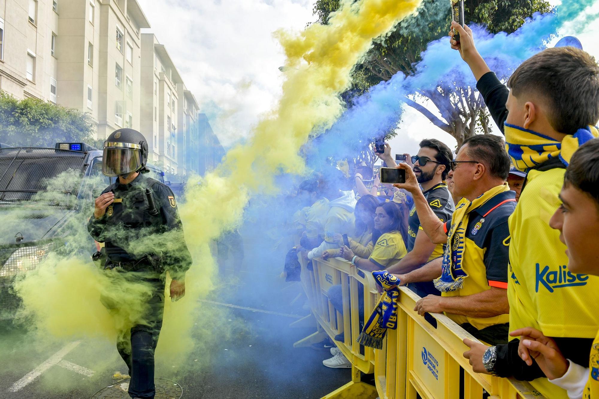 La afición recibe a la guagua de la UD Las Palmas en Fondos de Segura