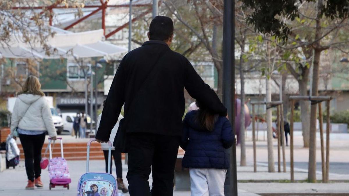 Familais saliendo de un centro educativo