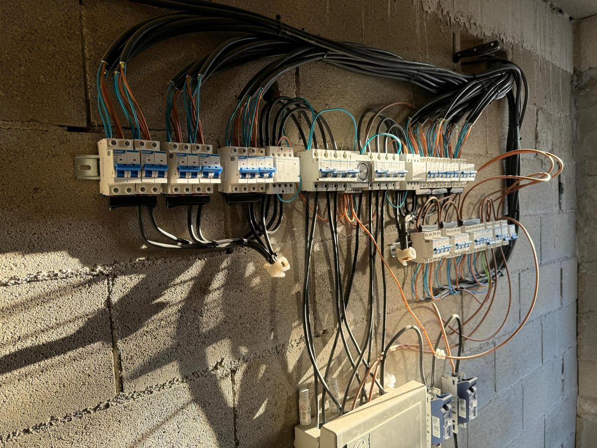 Cuadro eléctrico ilegal en la plantación encontrada en un búnker en una vivienda de Torrelles de Foix