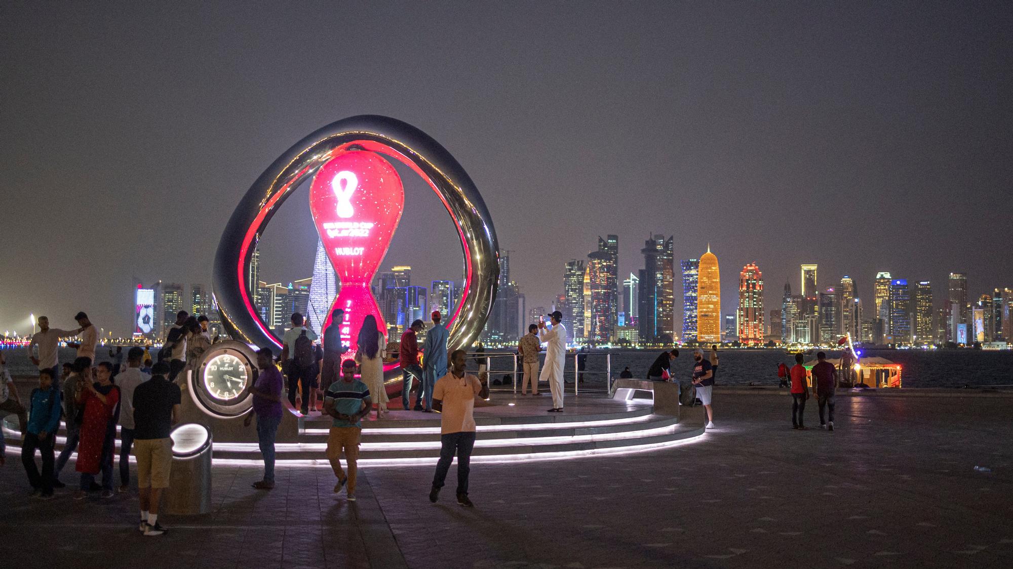 Una imagen nocturna de 'La Corniche' de Doha justo antes de inaugurarse el Mundial de Qatar-2022.